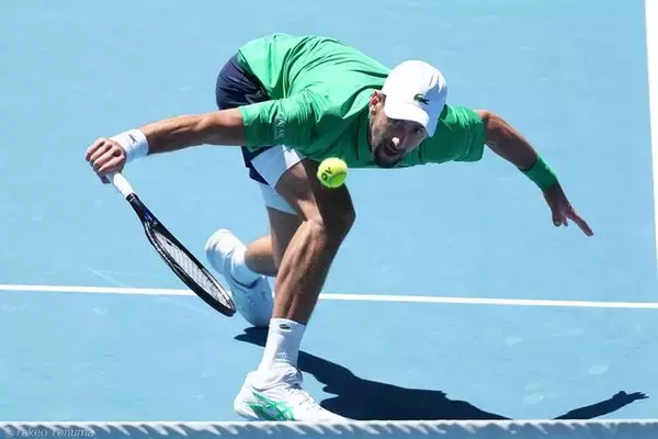 ジョコビッチ、2セットダウンの劣勢もムゼッティが無念の棄権で4強へ「本来なら彼が勝者だった」。史上最多25度目GSへ前進[全豪オープン]