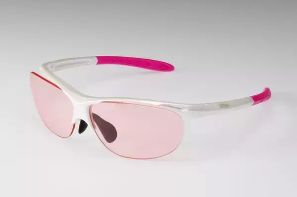 ボールがくっきり、顔色も明るく！プリンスから女性プレーヤー待望のNXT調光サングラス「PSU050」が登場