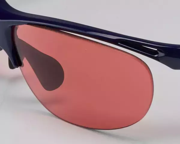 「ボールがくっきり、顔色も明るく！プリンスから女性プレーヤー待望のNXT調光サングラス「PSU050」が登場」の画像