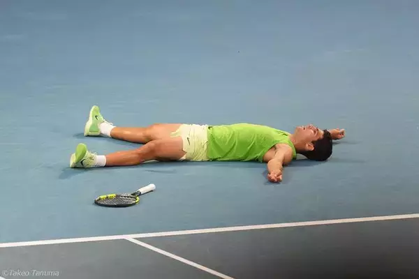 「最後の一球まで戦い抜く」アルカラス、5時間27分の死闘を制し初の全豪決勝へ！生涯GSかけジョコビッチと激突[全豪オープン]