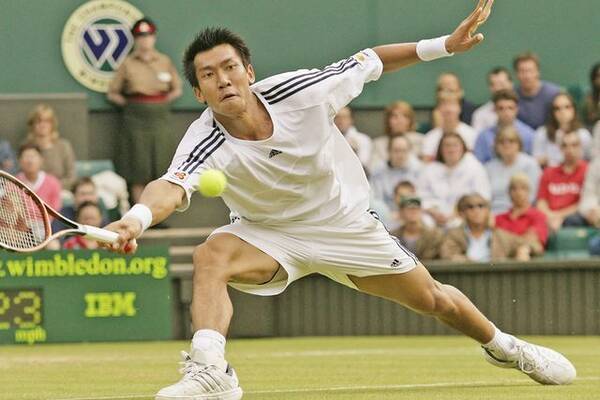 アジア人初のトップ10選手 スリチャパンの大開脚ショット動画に称賛 ありえない身体能力 ジョコビッチ以上だ 22年7月21日 エキサイトニュース