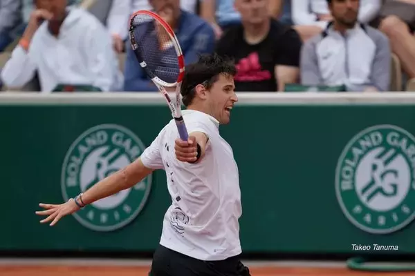 胸がポイント！　片手バックで「パワーが足りない」症状を改善できるコツを紹介(32)〈テニス救急隊／ネタ帳〉[リバイバル記事]