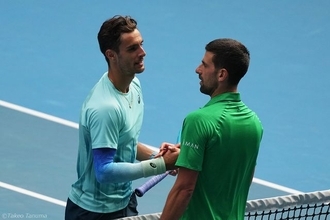 ムゼッティ、ジョコビッチを窮地に追い込むも右太もも負傷で勝利が手からこぼれ落ちる「2セットアップで棄権なんて想像すらしていなかった」[全豪オープン]