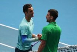 ムゼッティ、ジョコビッチを窮地に追い込むも右太もも負傷で勝利が手からこぼれ落ちる「2セットアップで棄権なんて想像すらしていなかった」[全豪オープン]