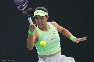 内島萌夏、グランドスラム初の3回戦進出ならず。元世界12位メルテンスの牙城を崩せずストレートで敗れる[全豪オープン]