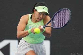 内島萌夏が初戦快勝、2年連続の2回戦進出。隙のない試合運びで世界63位を圧倒[全豪オープン]