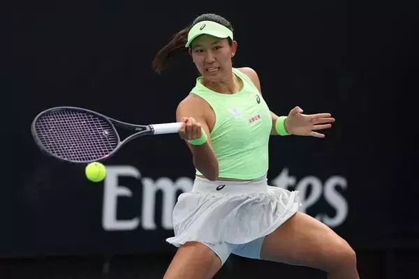 内島萌夏が初戦快勝、2年連続の2回戦進出。隙のない試合運びで世界63位を圧倒[全豪オープン]