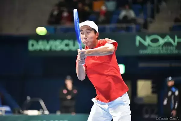 望月慎太郎はストレート敗戦、日本は2勝2敗に　運命の最終戦は西岡良仁が託される[デビスカップ・ファイナル予選]