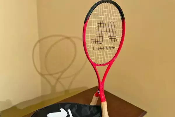 【NY便り】グリップが2股! 奇抜なテニスラケットがアメリカにあった