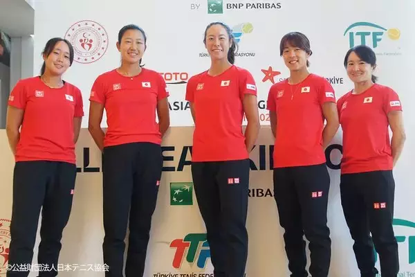 勝負のダブルス対決、青山修子／柴原瑛菜ペアが勝利してプレーオフ進出を決める[2022 ビリー・ジーン・キング・カップ]