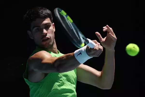 アルカラス、78分に及んだ第1セットを乗り越えストレート勝ちで3回戦へ。最年少「生涯グランドスラム」へ向けた執念[全豪オープン]