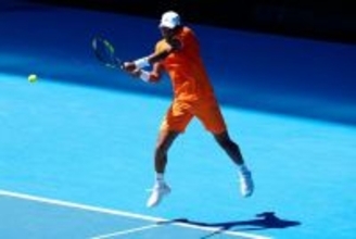 オジェ・アリアシム、不測の痙攣で力尽き無念の途中棄権「サンドバックの状態でいたくない」。2020年以来の初戦敗退[豪オープン]