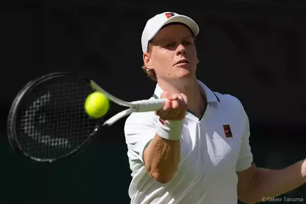 シナー、転倒の危機と52本のミスを乗り越えて連覇への道のりスタート。薄氷の勝利で5年連続の初戦突破[ウィンブルドン]