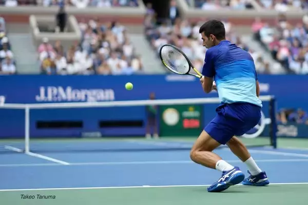 ボールを押す！　両手バックハンドで「ストレート打ちがズレる」症状を改善できるコツを紹介(67)〈テニス救急隊／ネタ帳〉[リバイバル記事]