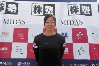 前年覇者の加治遥、第1シードの坂詰姫野を破り2回戦進出。逆転で初戦突破[株塾甲府国際オープン]