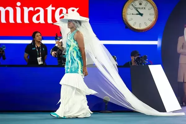 大坂なおみ、全豪初戦を突破。「原宿」から続く独創的ウェアに込めた想い[全豪オープン]