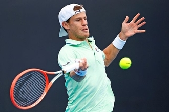 シュワルツマン、右太ももにトラブル発生もストレート勝利で2回戦へ[全豪オープン]