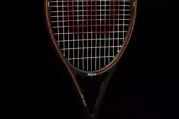 名器を「嗜む」という選択。最新よりも物語を持つ一本を──クラシックな道具が教えてくれるテニスの楽しみ方