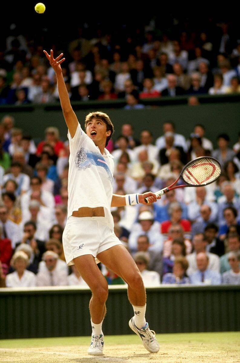 名器を「嗜む」という選択。最新よりも物語を持つ一本を──クラシックな道具が教えてくれるテニスの楽しみ方