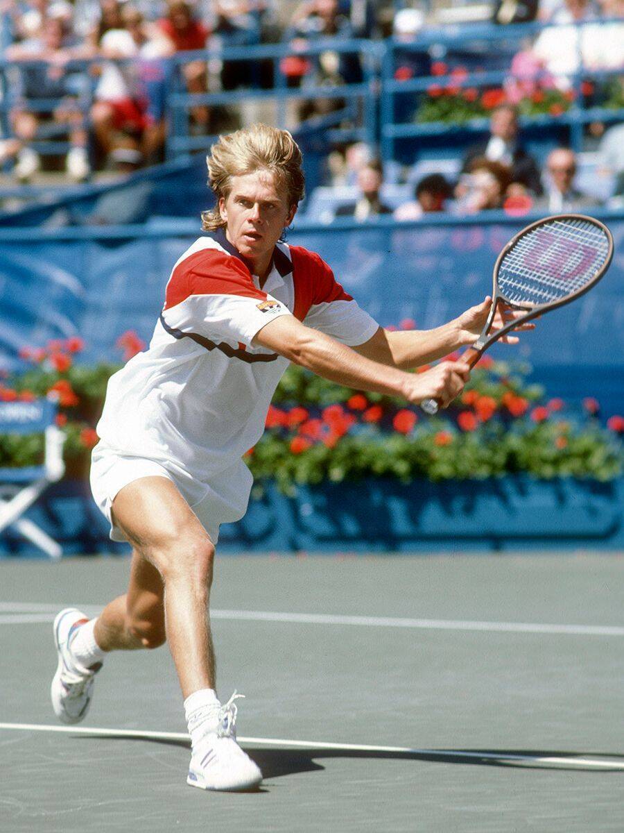 名器を「嗜む」という選択。最新よりも物語を持つ一本を──クラシックな道具が教えてくれるテニスの楽しみ方