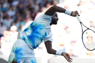 ティアフォー、ルーツであるシエラレオネ国旗の「3色」を纏い快勝。母が見守る前で自身のアイデンティティを表現[全豪オープン]