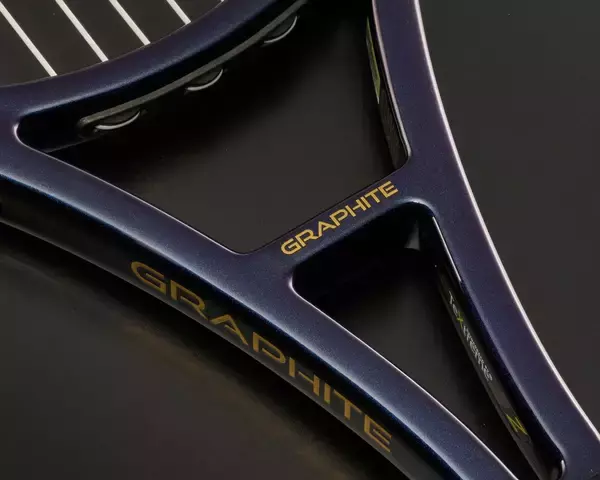 「Prince＜プリンス＞30年の時を超えて、スピンは進化する。 「スピン特化型グラファイト」 PHANTOM GRAPHITE XS、誕生。」の画像