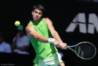 アルカラス、痙攣のアクシデントを乗り越え5時間27分の死闘制して全豪初の決勝進出！史上最年少での生涯グランドスラムに王手[全豪オープン]