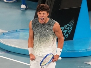シェルトン、逆転で2年連続の8強進出！準々決勝で“天敵”8連敗中の世界2位シナーに挑戦へ[全豪オープン]