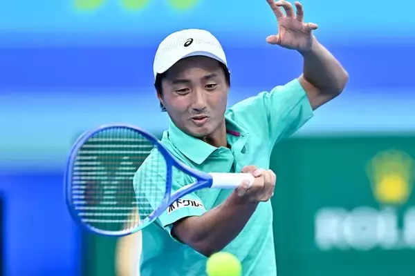 望月慎太郎、世界209位に逆転負けを喫し予選2回戦進出ならず[全仏オープン]