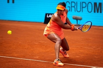 大坂なおみ、クレー初戦を快勝し3回戦進出「過酷さを愛し始めている」 欧州の夏を彩る装いで復活を印象づける[ムチュア・マドリード・オープン]