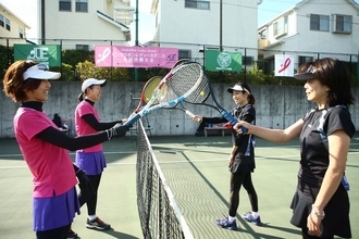 女子テニスの使用ギアを調査！ 「第18回ピンクリボンレディーステニス大会 by Admiral全国決勝大会」で使用されていたラケット、シューズ、ウエアをメーカー別に紹介