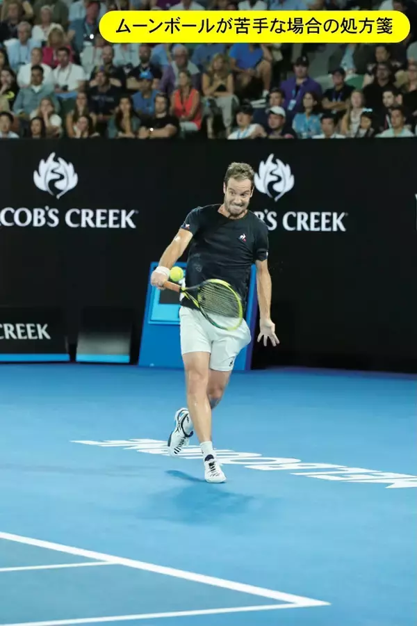 大事なのは左手！　片手バックで打つ「ムーンボールが苦手…」という場合の対処法を紹介(69)〈テニス困った時のネタ帳／119のツボ〉[リバイバル記事]