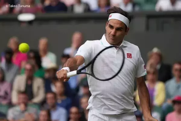 今こそ克服！　片手バックで「高く弾んだボールが打てない…」場合の対処法を紹介(70)〈テニス困った時のネタ帳／119のツボ〉[リバイバル記事]