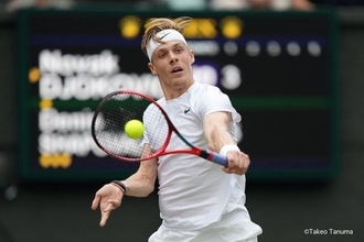 注意すべきは打点！　片手バックで「ダウン・ザ・ラインに打てない」場合の対処法を紹介(74)〈テニス困った時のネタ帳／119のツボ〉[リバイバル記事]