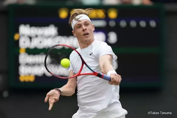 注意すべきは打点！　片手バックで「ダウン・ザ・ラインに打てない」場合の対処法を紹介(74)〈テニス困った時のネタ帳／119のツボ〉[リバイバル記事]