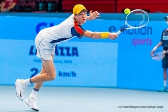 世界11位シナーが、オペルカの強力サーブを攻略してストレート勝利[エルステバンク・オープン]