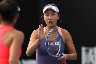 性的暴行を告白したペンが、NBAスターと談笑。中国メディア記者が動画を公開