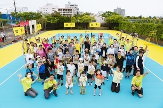 「ウイルソン×錦織圭 テニスフィーバーコート完成披露イベント」が開催、美濃越舞さんと共に親子20組が楽しむ