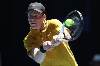 シナー 試練乗り越え5年連続の全豪16強入り、痙攣の窮地を中断が救う。4回戦でダルデリとのイタリア勢対決[全豪オープン]