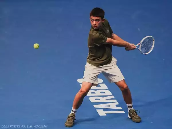 ナダルやフェデラーも出場したスターへの登竜門！14歳以下世界最高峰「プチザス」開幕し日本勢2人が初戦突破