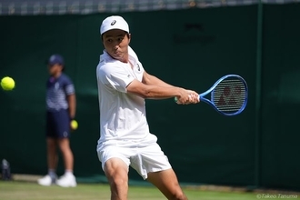 望月慎太郎がストレート勝ちで予選2回戦へ、世界199位を退け復調への一歩[ウィンブルドン]