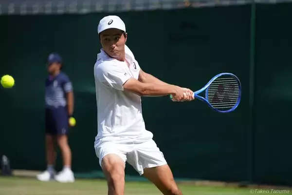 望月慎太郎がストレート勝ちで予選2回戦へ、世界199位を退け復調への一歩[ウィンブルドン]