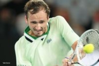 ヘルニア治療中のメドベージェフが、ヒッティング動画を公開「テニスの練習に戻ります」