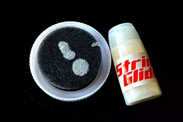 「試合に勝ちたい人のための、隠れたロングセラー。ストリングの動きを活性化する【TENNIC『String Glide』　／GEAR SELECTION TENNIS EYE】」の画像