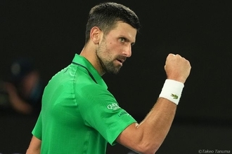 ジョコビッチ、シナーとの4時間超の死闘を制し決勝へ！連敗を「5」で止め、25度目のグランドスラム制覇に王手[全豪オープン]