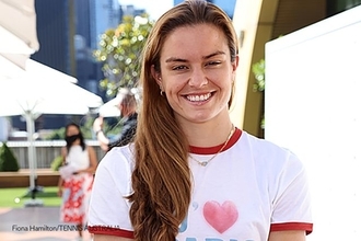 世界8位サッカリーがドレス姿で写ったファッション誌の表紙を披露。「ディオール」チームの一員になったとも報告