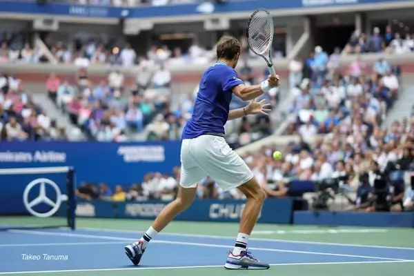 つま先の向きを意識するだけ！　フォアハンドで「パワーが足りない」症状を改善できるコツを紹介(33)〈テニス救急隊／ネタ帳〉[リバイバル記事]