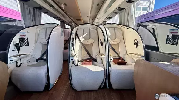 「ホテル高騰の救世主？「WILLER EXPRESS」豪華バスが凄すぎる！ ほぼ個室 気分の夜行バスで「ぐっすり快適に移動」がトレンドに」の画像