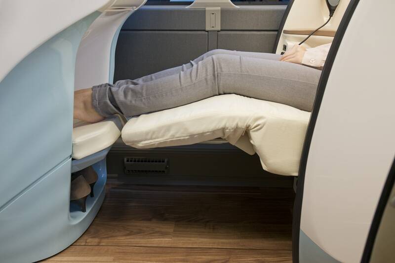 ホテル高騰の救世主？「WILLER EXPRESS」豪華バスが凄すぎる！ ほぼ個室 気分の夜行バスで「ぐっすり快適に移動」がトレンドに