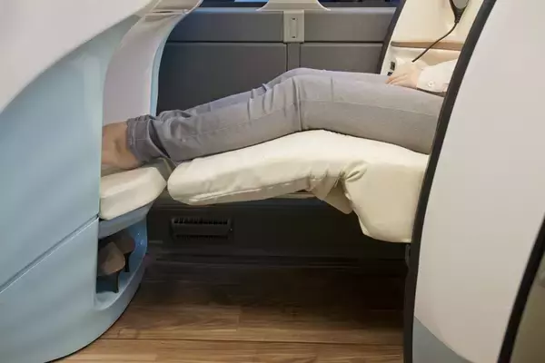 「ホテル高騰の救世主？「WILLER EXPRESS」豪華バスが凄すぎる！ ほぼ個室 気分の夜行バスで「ぐっすり快適に移動」がトレンドに」の画像